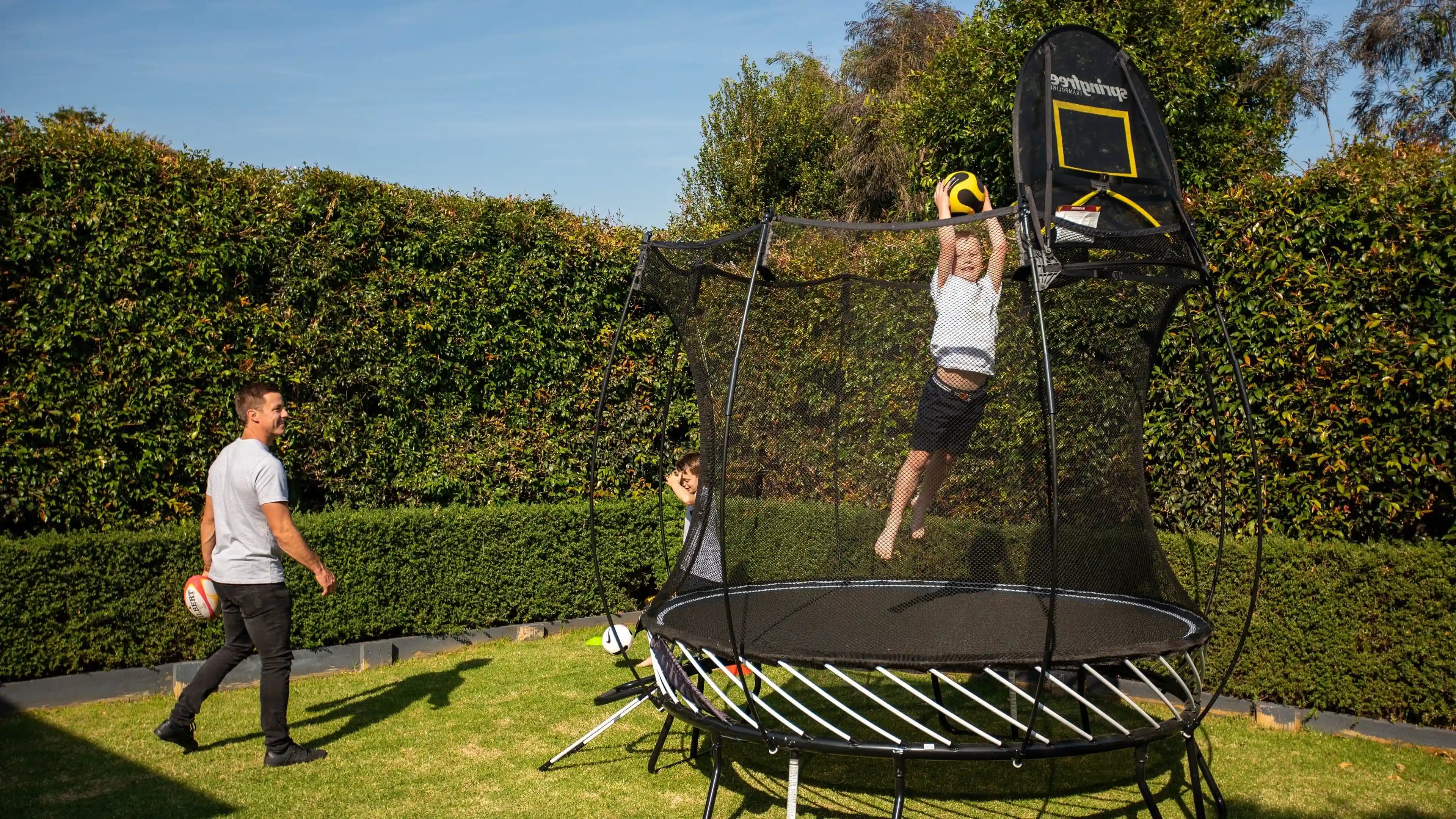 Compact Round 2.5m Trampoline With Enclosure by Springfree